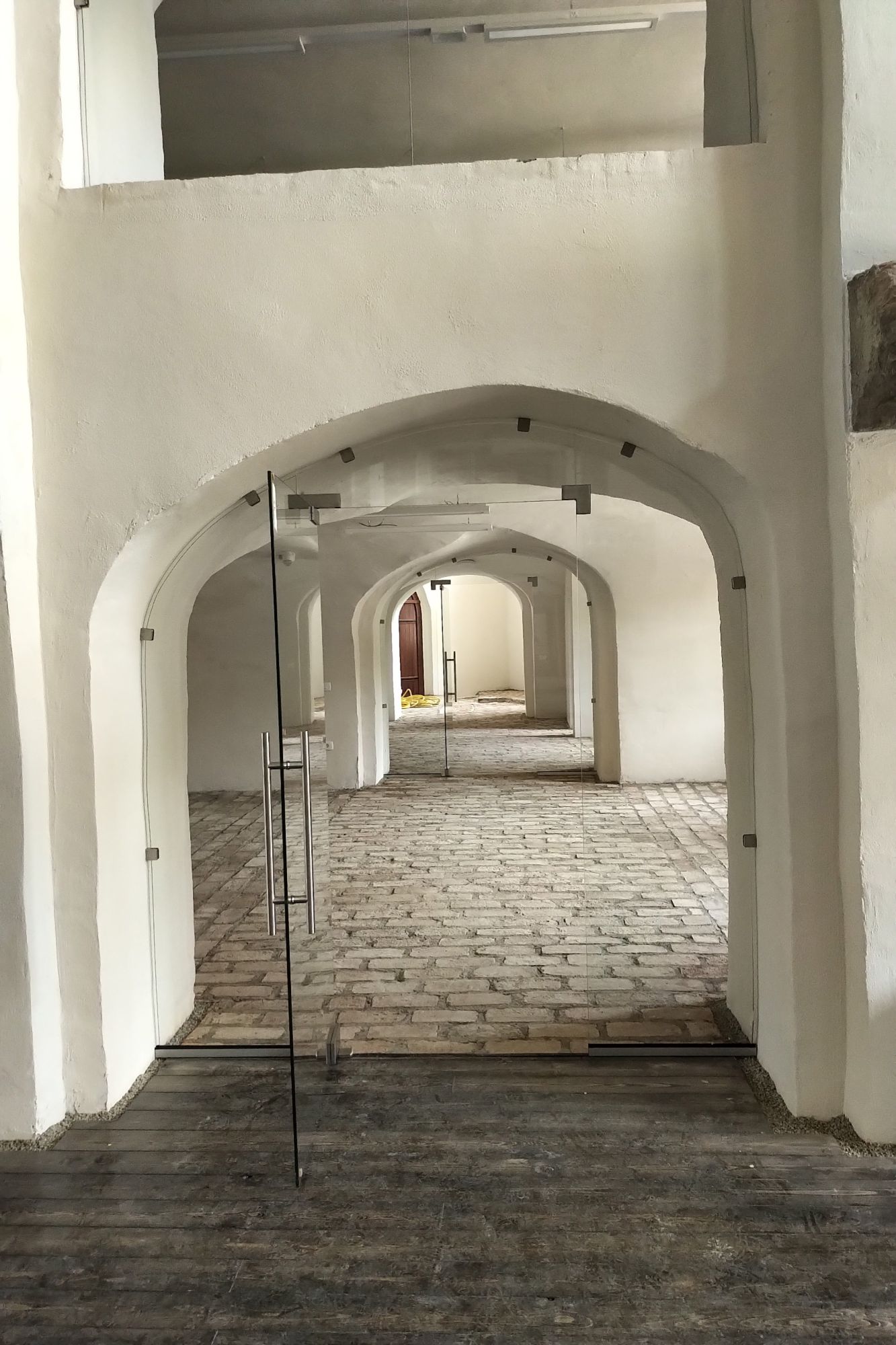Pregradna stijena od kaljenog stakla